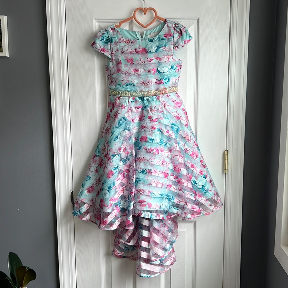 Like new. Size 6 dress